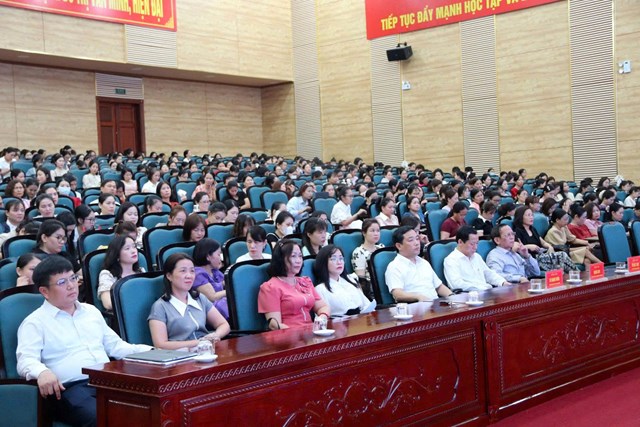 Toàn cảnh gần 500 cán bộ, giáo viên các trường mầm non, tiểu học, THCS trên địa bàn phường An Dương tham dự hội nghị.