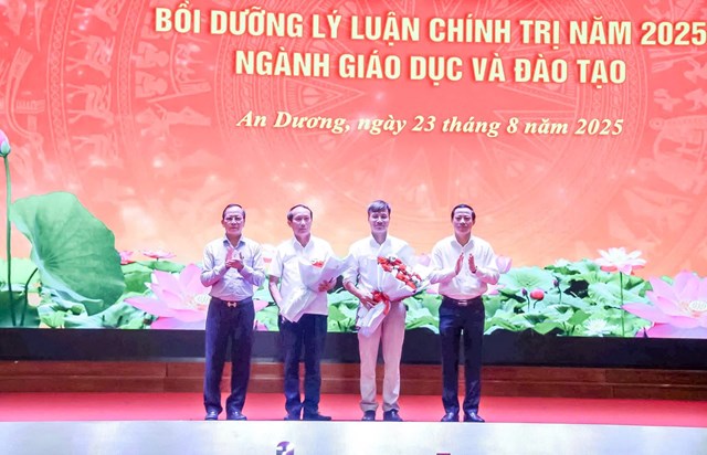 Lãnh đạo phường An Dương tặng hoa chúc mừng Nhà báo Văn Tiến Bằng – Phó Vụ trưởng Vụ Thông tin – Đối ngoại, Ban Tuyên giáo & Dân vận Trung ương và đồng chí Nguyễn Văn Hiểu – Phó Trưởng Ban Tuyên giáo & Dân vận Thành ủy, báo cáo viên tại Hội nghị bồi dưỡng lý luận chính trị năm 2025.