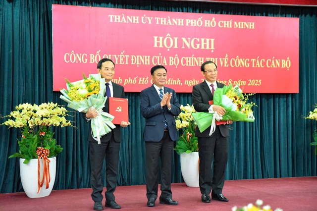 Thường trực Ban Bí thư Trần Cẩm Tú trao quyết định cho ông Trần Lưu Quang và ông Nguyễn Văn Nên