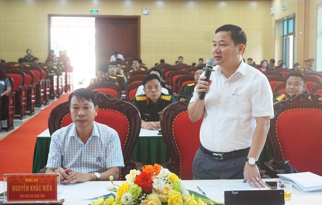 Đại diện lãnh đạo Ban Tuyên giáo và Dân vận Tỉnh ủy tham gia ý kiến về công tác tuyên truyền kỷ niệm 80 năm Ngày truyền thống Lực lượng vũ trang tỉnh