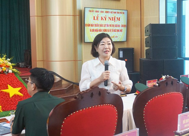 Đại diện lãnh đạo Báo và Phát thanh, Truyền hình Phú Thọ góp ý vào chương trình văn nghệ chào mừng