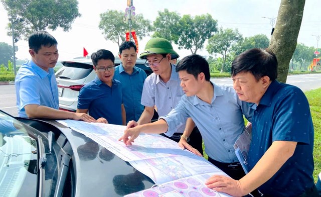 L&atilde;nh đạo x&atilde; Y&ecirc;n Lạc kiểm tra c&ocirc;ng t&aacute;c quy hoạch, ph&aacute;t triển mạng lưới giao th&ocirc;ng