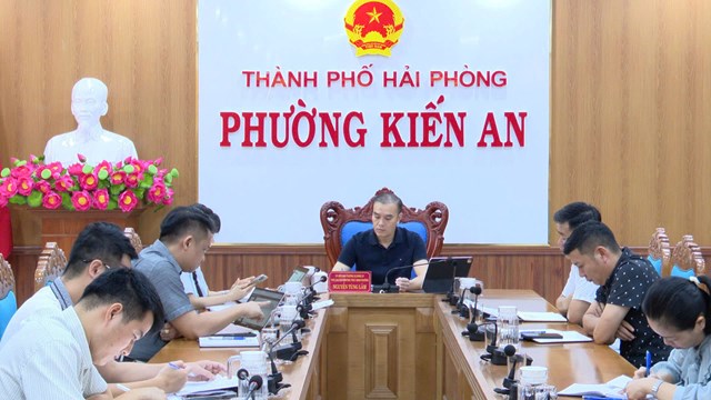 Đồng ch&iacute; Nguyễn T&ugrave;ng L&acirc;m &ndash; Ủy vi&ecirc;n Ban Thường vụ Đảng ủy, Ph&oacute; Chủ tịch Thường trực UBND phường chủ tr&igrave; cuộc họp nghe b&aacute;o c&aacute;o tiến độ thực hiện c&aacute;c dự &aacute;n tr&ecirc;n địa b&agrave;n.