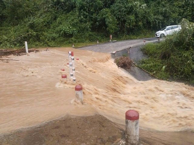 Ngầm Trầm v&agrave; ngầm Diều Lu&ocirc;ng, đường 433, x&atilde; Cao Sơn nước d&acirc;ng cao g&acirc;y nguy hiểm cho người v&agrave; phương tiện