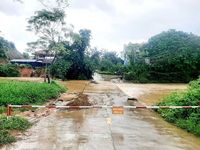 Chốt chặn v&agrave; biển cảnh b&aacute;o nguy hiểm được bố tr&iacute; kịp thời tại địa b&agrave;n x&atilde; Long Cốc