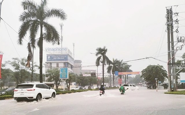 Mưa lớn g&acirc;y ngập tại v&ograve;ng xuyến giữa đường M&ecirc; Linh v&agrave; đường Nguyễn Tất Th&agrave;nh