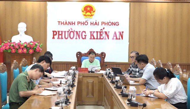 Đồng chí Nguyễn Phong Doanh – Phó Bí thư Đảng ủy, Chủ tịch UBND phường Kiến An chủ trì hội nghị nghe báo cáo tiến độ Dự án đường Vành đai 2.