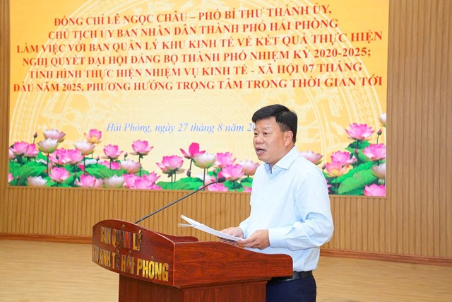 Đồng chí Lê Trung Kiên trường Ban Quản lý Khu kinh tế Hải Phòng báo cáo kết quả thực hiện nhiệm vụ.