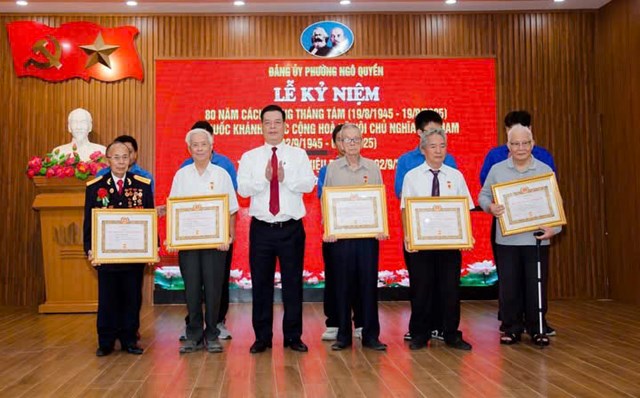 Đồng chí Phạm Văn Thép – Ủy viên Ban Thường vụ Thành ủy, Giám đốc Sở Khoa học và Công nghệ thành phố trao Huy hiệu Đảng đợt 2/9/2025 cho các đảng viên.