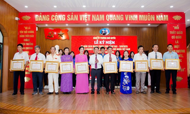 Các đồng chí lãnh đạo Đảng ủy phường Ngô Quyền trao Huy hiệu Đảng cho đảng viên.