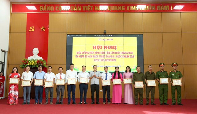 Lãnh đạo Đảng ủy, HĐND, UBND xã Đại Đình tặng Giấy khen cho các tập thể cá nhân có thành tích xuất sắc trong phong trào thi đua yêu nước giai đoạn 2020 - 2025