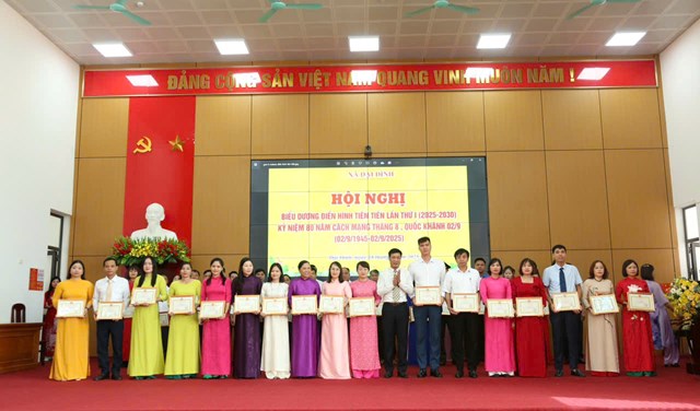 Lãnh đạo Đảng ủy, HĐND, UBND xã Đại Đình tặng Giấy khen cho các tập thể cá nhân có thành tích xuất sắc trong phong trào thi đua yêu nước giai đoạn 2020 - 2025