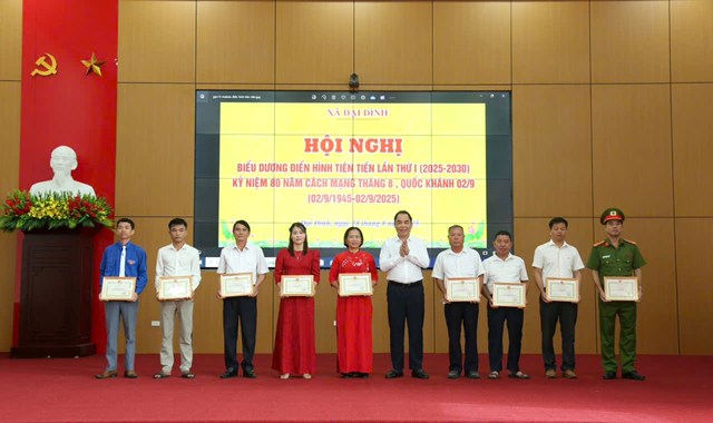 Lãnh đạo Đảng ủy, HĐND, UBND xã Đại Đình tặng Giấy khen cho các tập thể cá nhân có thành tích xuất sắc trong phong trào thi đua yêu nước giai đoạn 2020 - 2025