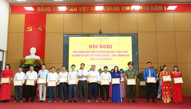 Lãnh đạo Đảng ủy, HĐND, UBND xã Đại Đình tặng Giấy khen cho các tập thể cá nhân có thành tích xuất sắc trong phong trào thi đua yêu nước giai đoạn 2020 - 2025