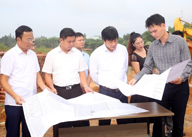 Ph&oacute; Chủ tịch UBND tỉnh Nguyễn Mạnh Sơn nghe chủ đầu tư dự &aacute;n CCN Ph&uacute; Gia b&aacute;o c&aacute;o về tiến độ x&acirc;y dựng hạ tầng kỹ thuật