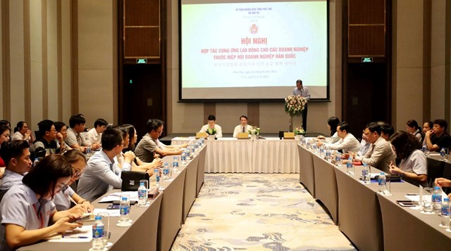 Ph&oacute; Chủ tịch UBND tỉnh Nguyễn Khắc Hiếu nghe c&aacute;c &yacute; kiến, kiến nghị của doanh nghiệp