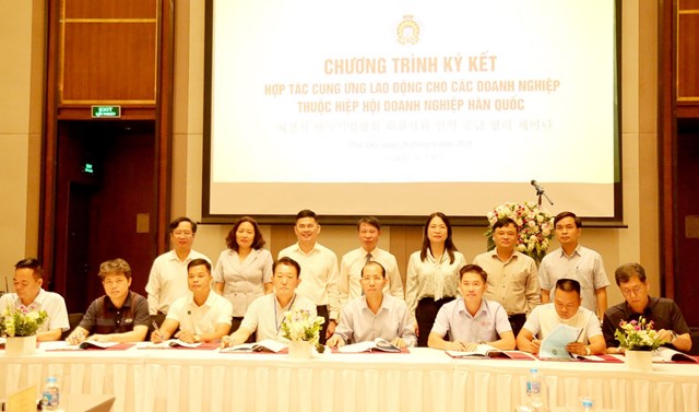 Ph&oacute; Chủ tịch UBND tỉnh Nguyễn Khắc Hiếu c&ugrave;ng l&atilde;nh đạo một số sở, ng&agrave;nh chứng kiến Bi&ecirc;n bản ghi nhớ hợp t&aacute;c về cung ứng lao động