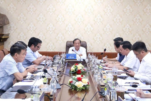 Đồng chí Lê Văn Hiệu, Chủ tịch HĐND thành phố chủ trì buổi làm việc, nhấn mạnh vai trò của cơ chế tự chủ trong nâng cao chất lượng y tế.