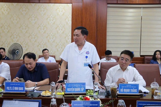 Lãnh đạo Bệnh viện Hữu nghị Việt Tiệp báo cáo kết quả thực hiện nhiệm vụ và những khó khăn, thuận lợi khi triển khai cơ chế tự chủ.