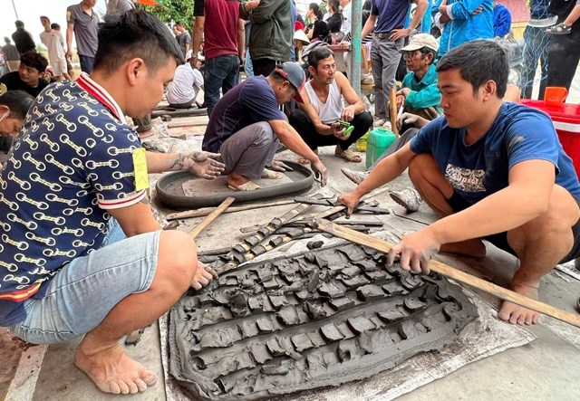 Người d&acirc;n say sưa n&eacute;n đất, tạo h&igrave;nh từng quả ph&aacute;o &ndash; c&ocirc;ng đoạn quan trọng đ&ograve;i hỏi sự kh&eacute;o l&eacute;o để ph&aacute;o chắc tay v&agrave; nổ vang dội.