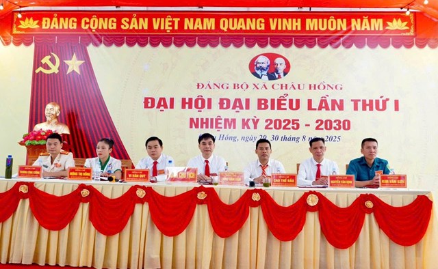 Đoàn chủ tịch Đại hội Lần thứ Nhất Đảng bộ xã Châu Hồng
