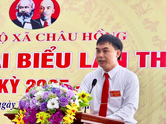 Đồng chí Lang Văn Vân -Bí thư Đảng ủy xã Châu Hồng phát biểu
