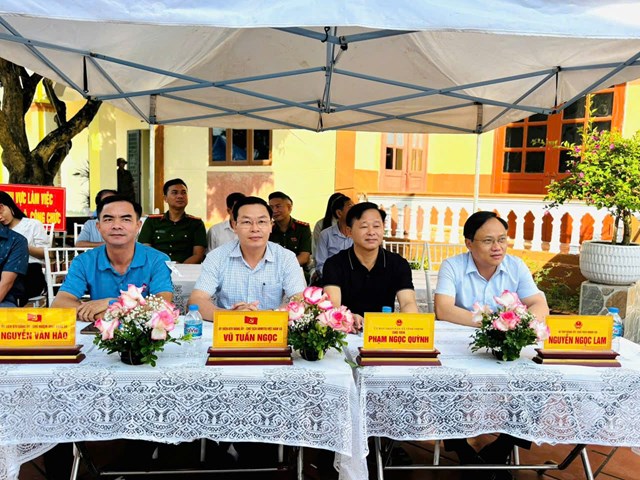 Các đồng chí lãnh đạo xã dự khai mạc hội thi