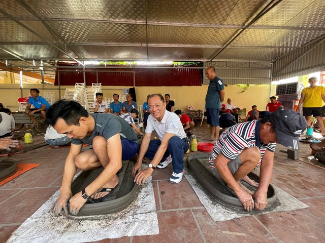 Công đoạn làm pháo được các đội thực hiện khẩn trương, tỉ mỉ