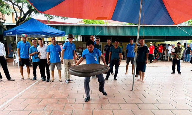 Các pháo thủ thi đấu sôi nổi, thu hút sự quan tâm của đông đảo nhân dân