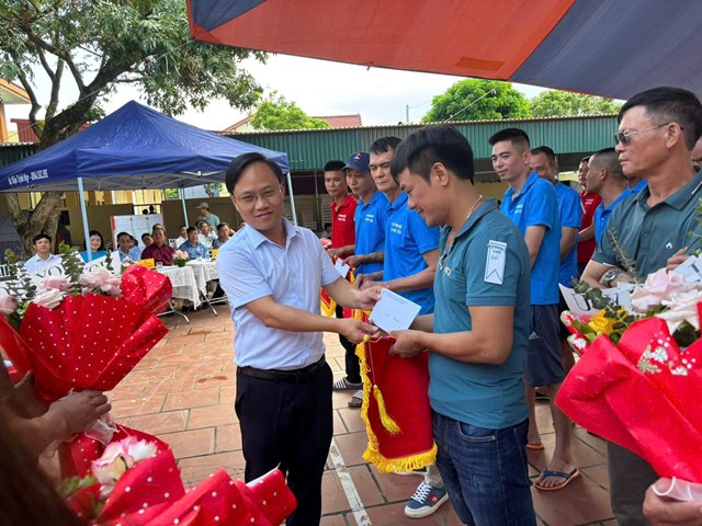 Lãnh đạo xã trao quà, động viên các pháo thủ xuất sắc