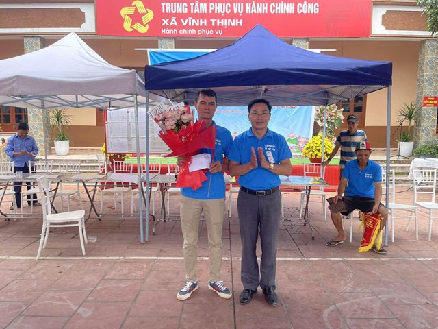 Lãnh đạo CLB trao quà, động viên các pháo thủ xuất sắc