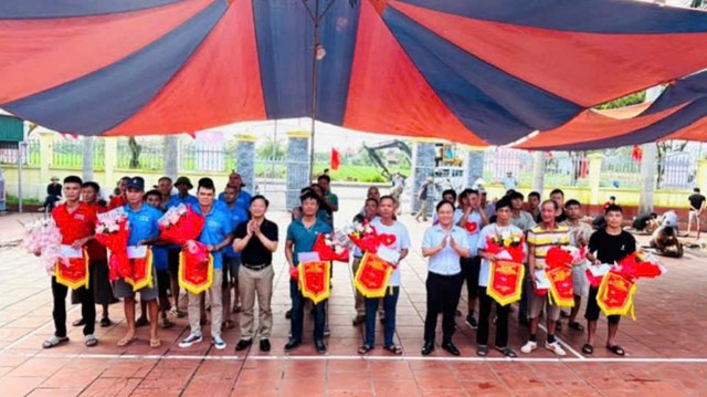 Bí thư Nguyễn Ngọc Lam và Chủ tịch Nguyễn Ngọc Quỳnh tặng hoa và cờ cho các đội tham gia