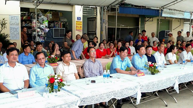 Các đồng chí lãnh đạo phường An Dương và đại biểu tham dự lễ khánh thành công trình văn hóa – tín ngưỡng của quê hương