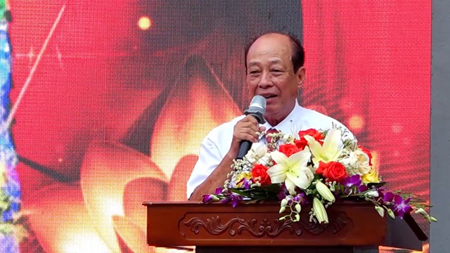 Nguyễn Đình Thuần đại diện cho làng Do Nha lên khái quát về lịch sử hình thành, nguồn gốc của giếng làng và 5 Ông Chó Đá