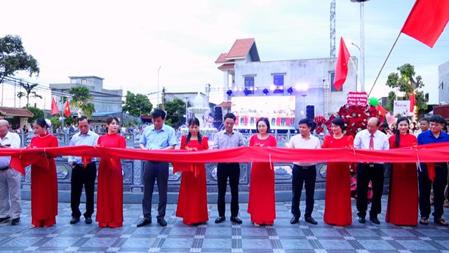 Nghi thức cắt băng khánh thành, gắn biển Giếng làng và 5 ông Chó đá diễn ra trong không khí trang nghiêm