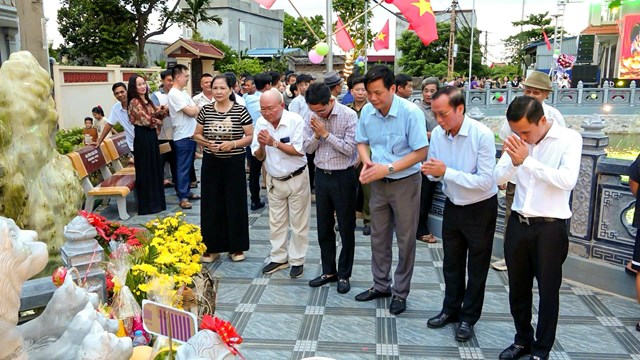 Đại biểu, nhân dân cùng dâng hương tại Giếng làng và 5 ông Chó đá, thể hiện lòng thành kính với tổ tiên