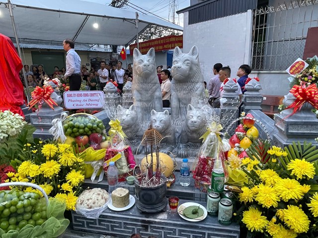 Người dân du khách thập hương tham dự lễ Khánh thành giếng chó đá TDP do nha ngày 30/8/2025