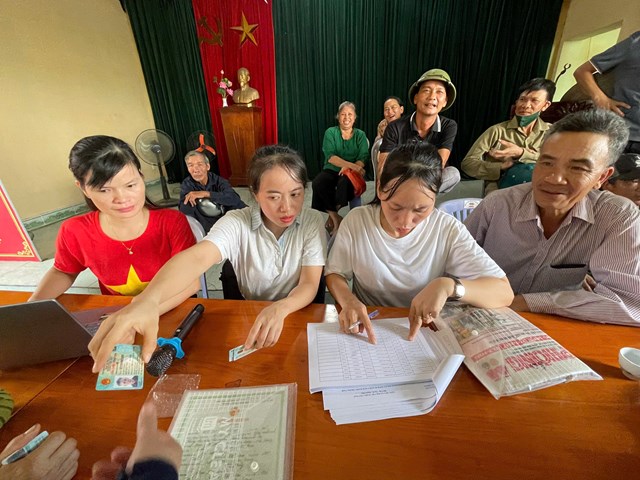 Cán bộ chức năng phối hợp chi trả hỗ trợ Tết Độc lập cho người dân TDP hà nhuận, Phường An Phong-TP Hải Phòng