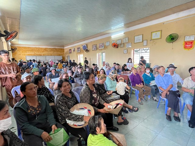 Đông đảo bà con tập trung tại nhà văn hóa khu dân cư để nhận chi trả