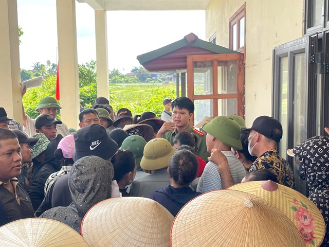 Cán bộ, lực lượng chức năng phối hợp đảm bảo trật tự, an toàn trong quá trình tổ chức