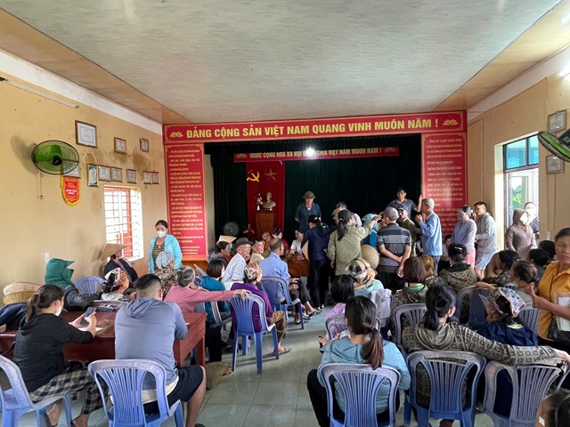 Người dân phường An Phong làm thủ tục nhận hỗ trợ 100.000 đồng nhân dịp Tết Độc lập