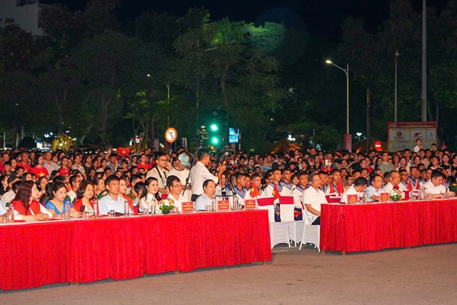 C&aacute;c đồng ch&iacute; l&atilde;nh đạo th&agrave;nh phố tham dự chương tr&igrave;nh nghệ thuật kỷ niệm 80 năm C&aacute;ch mạng Th&aacute;ng T&aacute;m v&agrave; Quốc kh&aacute;nh 2/9.