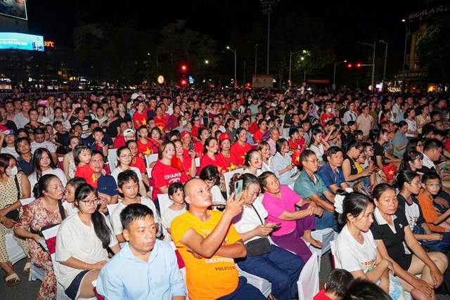 To&agrave;n cảnh chương tr&igrave;nh tại quảng trường Nh&agrave; h&aacute;t th&agrave;nh phố với h&agrave;ng ngh&igrave;n kh&aacute;n giả.