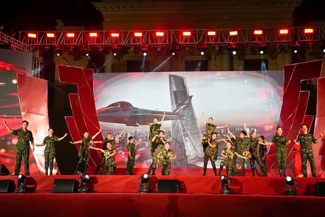 Tiết mục biểu diễn nghệ thuật với chủ đề người l&iacute;nh.