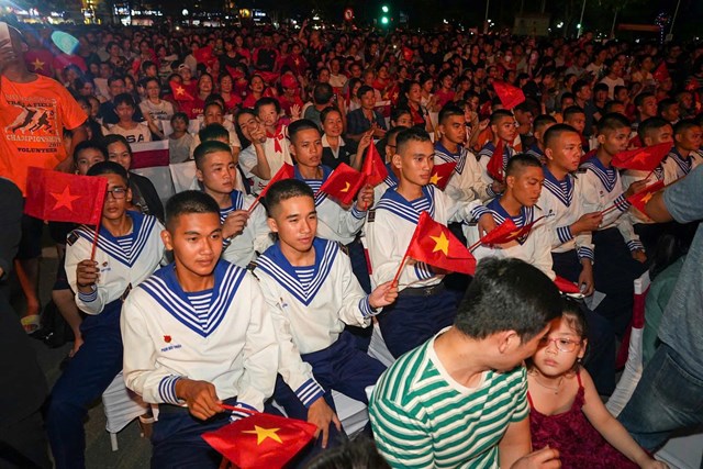 C&aacute;c chiến sĩ Hải qu&acirc;n v&agrave; người d&acirc;n tham dự, cổ vũ s&ocirc;i nổi.