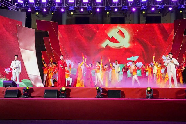 Ca m&uacute;a nhạc tổng hợp, kh&eacute;p lại chương tr&igrave;nh bằng kh&uacute;c ca h&agrave;o h&ugrave;ng về Đảng, Tổ quốc v&agrave; kh&aacute;t vọng Việt Nam h&ugrave;ng cường.