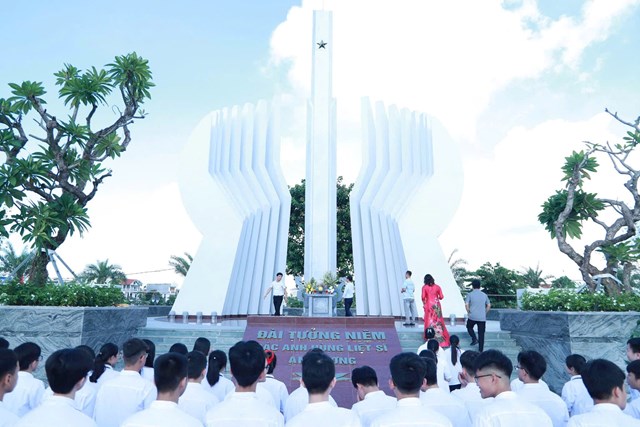Đoàn giáo viên và học sinh Trường THPT An Dương thành kính mặc niệm, tri ân công lao to lớn của các liệt sĩ.