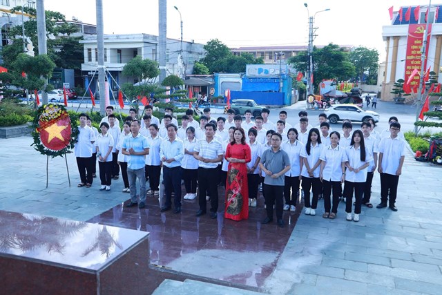 Thầy và trò Trường THPT An Dương dâng hương tưởng niệm tại Đài tưởng niệm các Anh hùng Liệt sĩ phường An Dương sáng 03/9/2025.