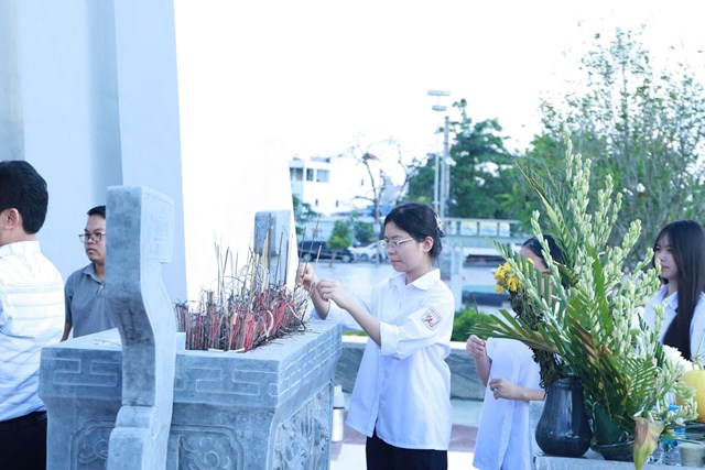 Học sinh Trường THPT An Dương dâng nén hương tưởng nhớ các Anh hùng Liệt sĩ đã hy sinh vì độc lập, tự do của Tổ quốc.