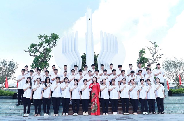 Thầy và trò Trường THPT An Dương chụp ảnh lưu niệm tại Đài tưởng niệm các Anh hùng Liệt sĩ, thể hiện quyết tâm học tập và rèn luyện để xứng đáng với truyền thống cha anh.